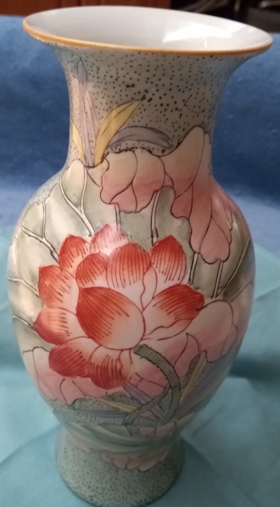 Lotus Reflection Toyo vase.